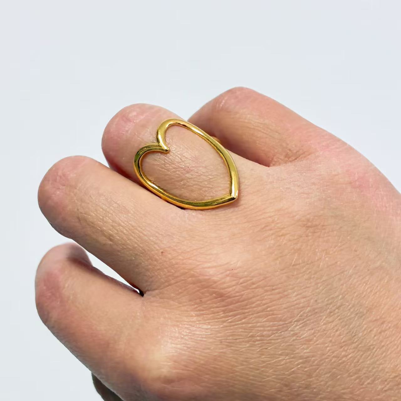 Anello Cuore Contorno Aperto – Stile Leggero e Moderno