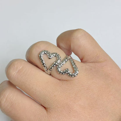 Anello Cuori Intrecciati – Argento Puntinato