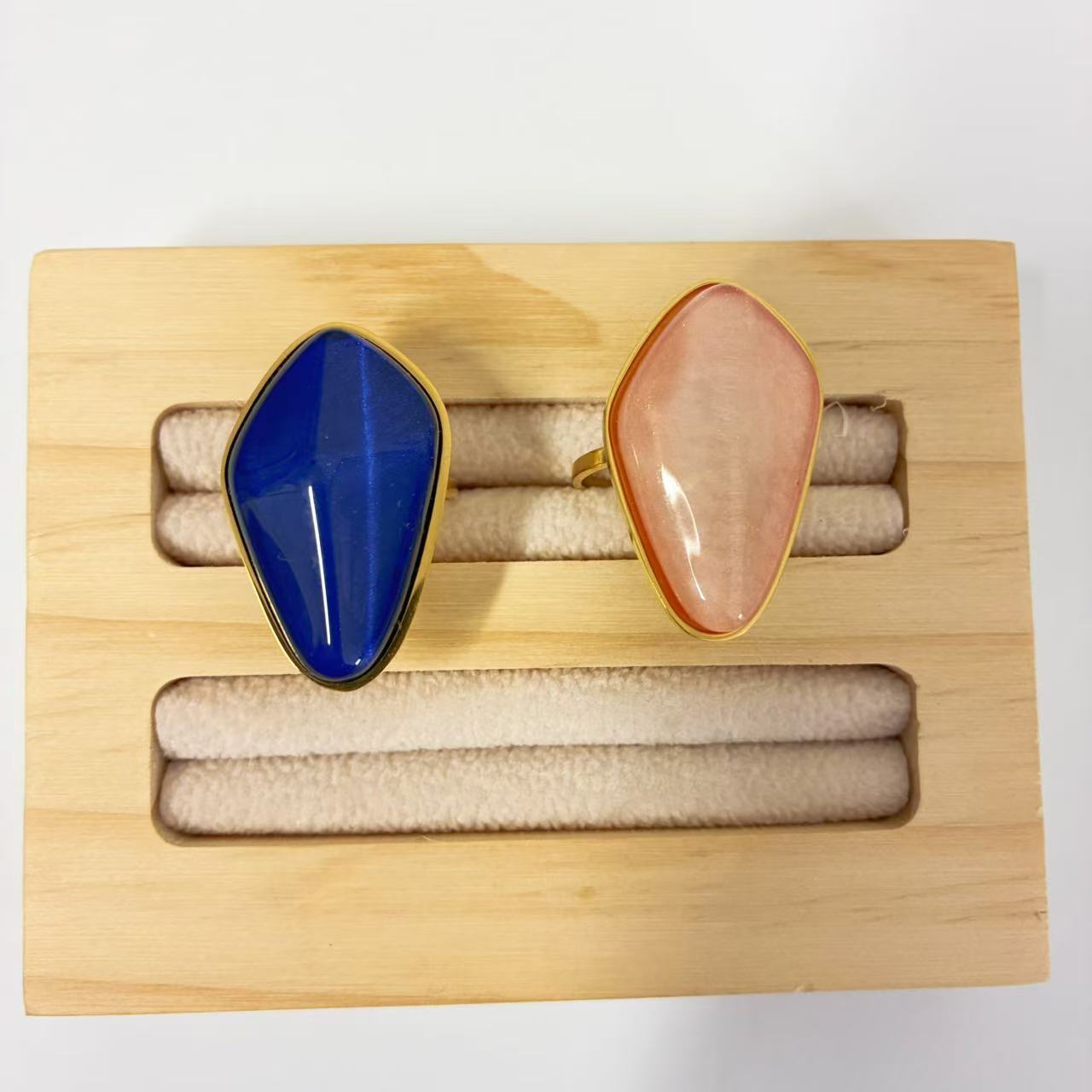 Anello con Pietra Irregolare – Eleganza Naturale e Moderna