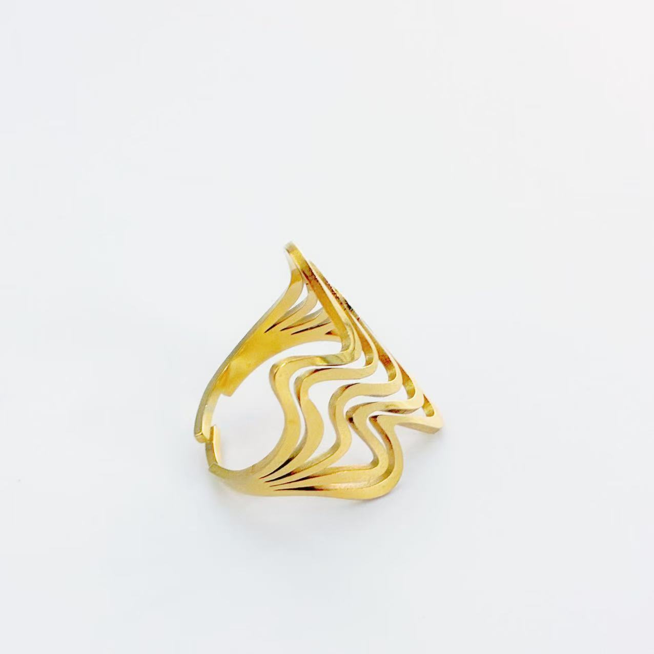 Anello Onde Intagliate – Linee Fluide