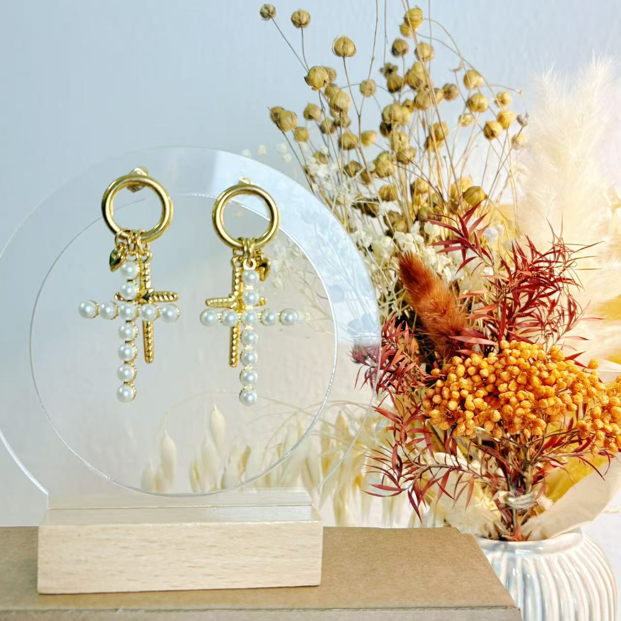 Orecchini “Croce di Perle” – Eleganza Iconica