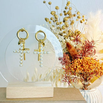 Orecchini “Croce di Perle” – Eleganza Iconica