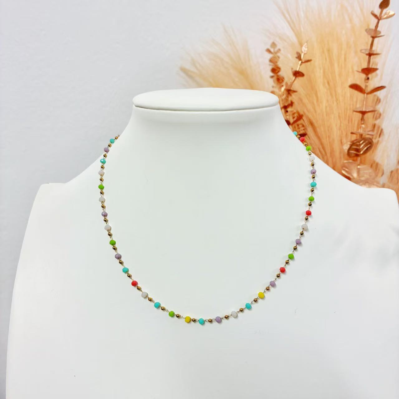 Collana “Arcobaleno Sottile” – Perline Minute in Equilibrio Cromatico