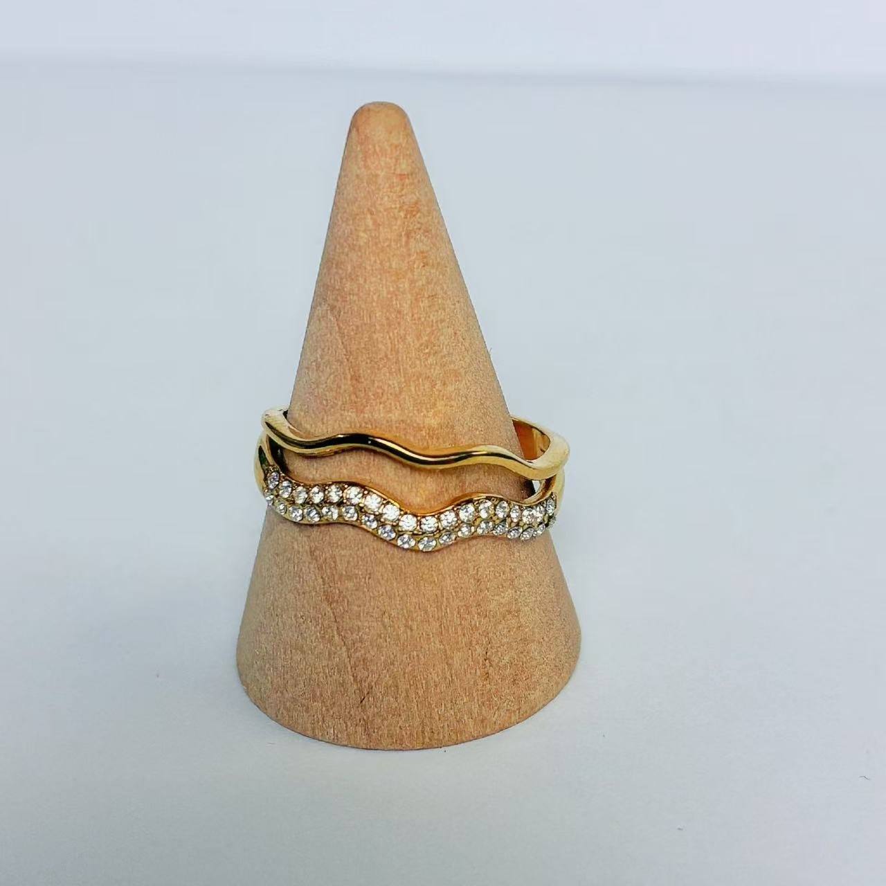 Anello “Onde” – Eleganza Fluida e Brillantezza Raffinata