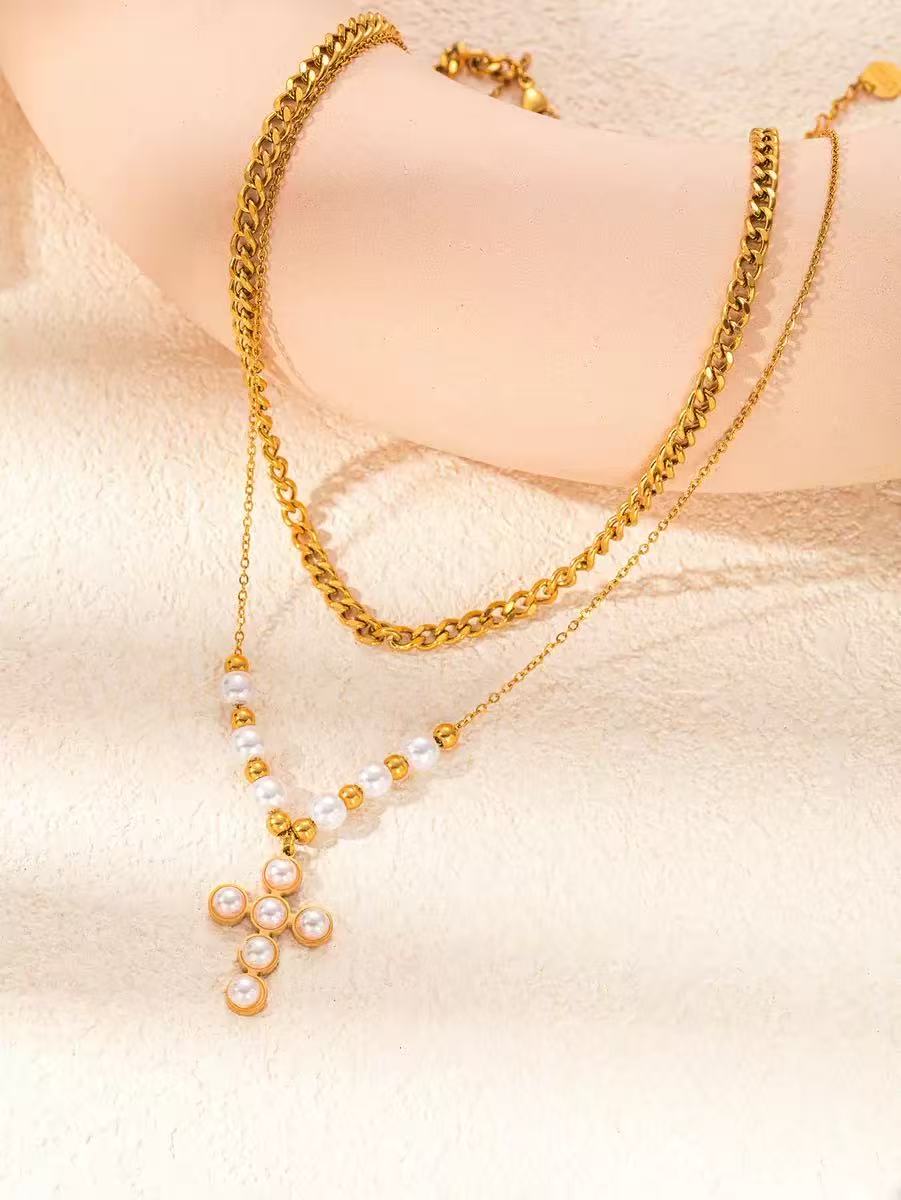 Collana a Doppio Strato con Croce di Perle – Eleganza Classica e Fascino Moderno