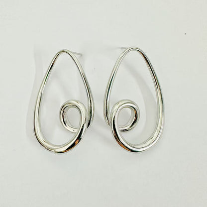 Orecchini Spirale Asimmetrica — Design Artistico e Linee Fluide