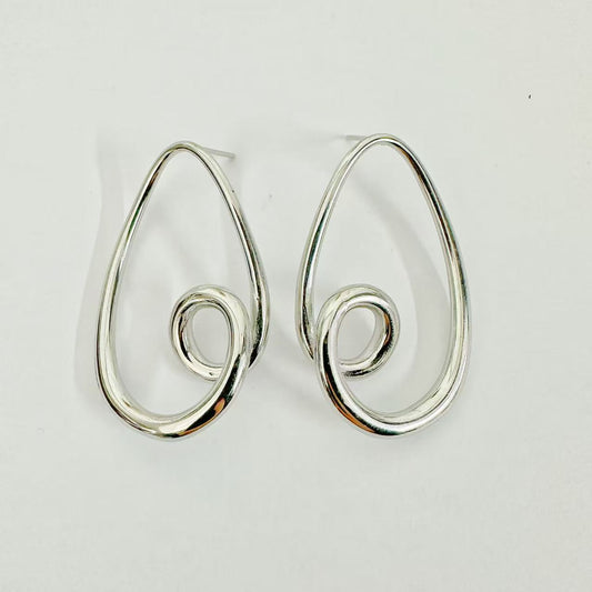 Orecchini Spirale Asimmetrica — Design Artistico e Linee Fluide