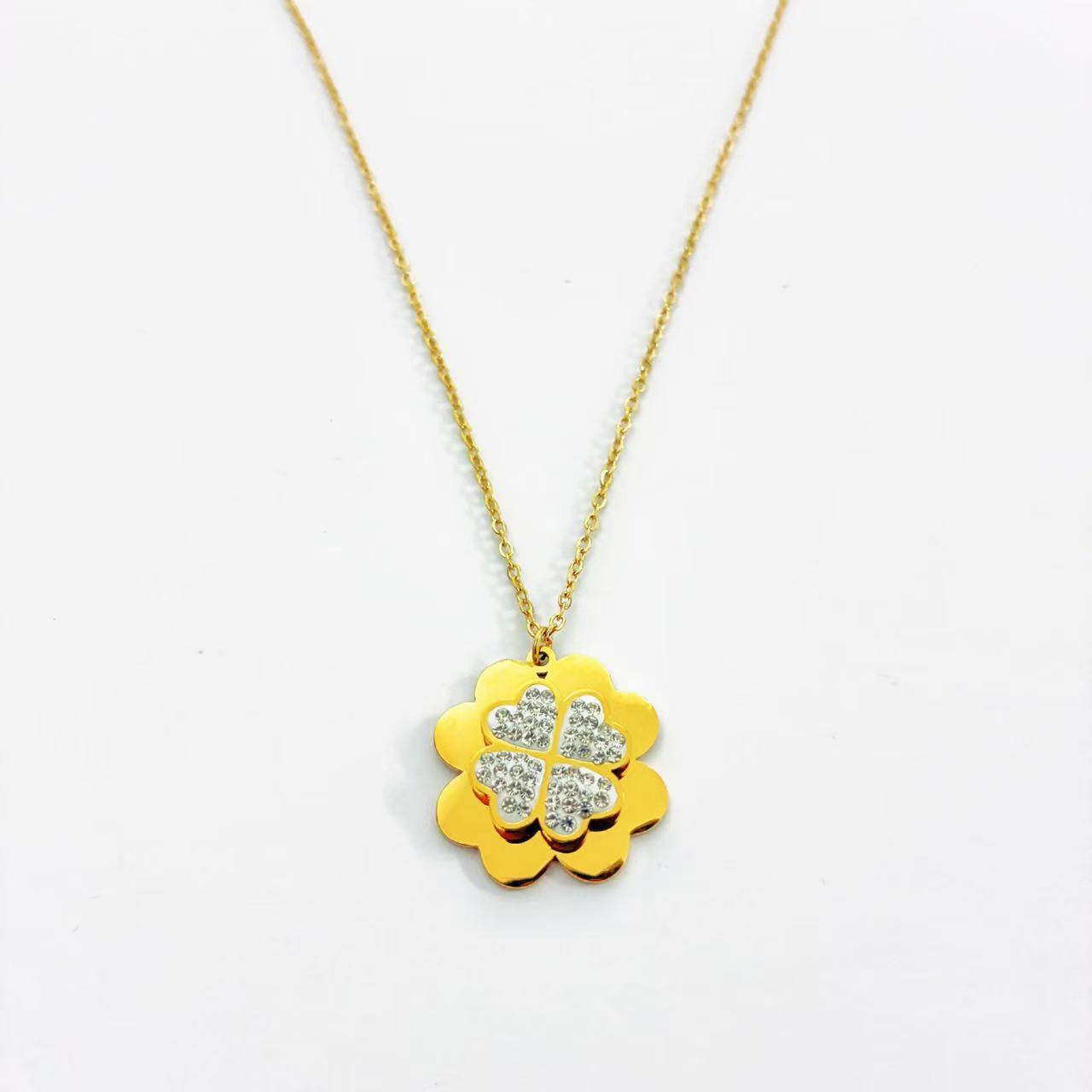 Collana con ciondolo che si gira