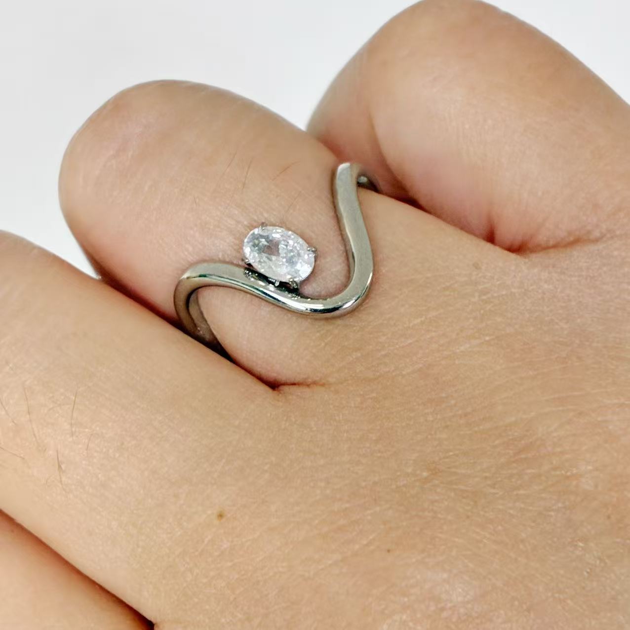 Anello “Onda di Luce” con zircone ovale  | regolabile | in acciaio inox