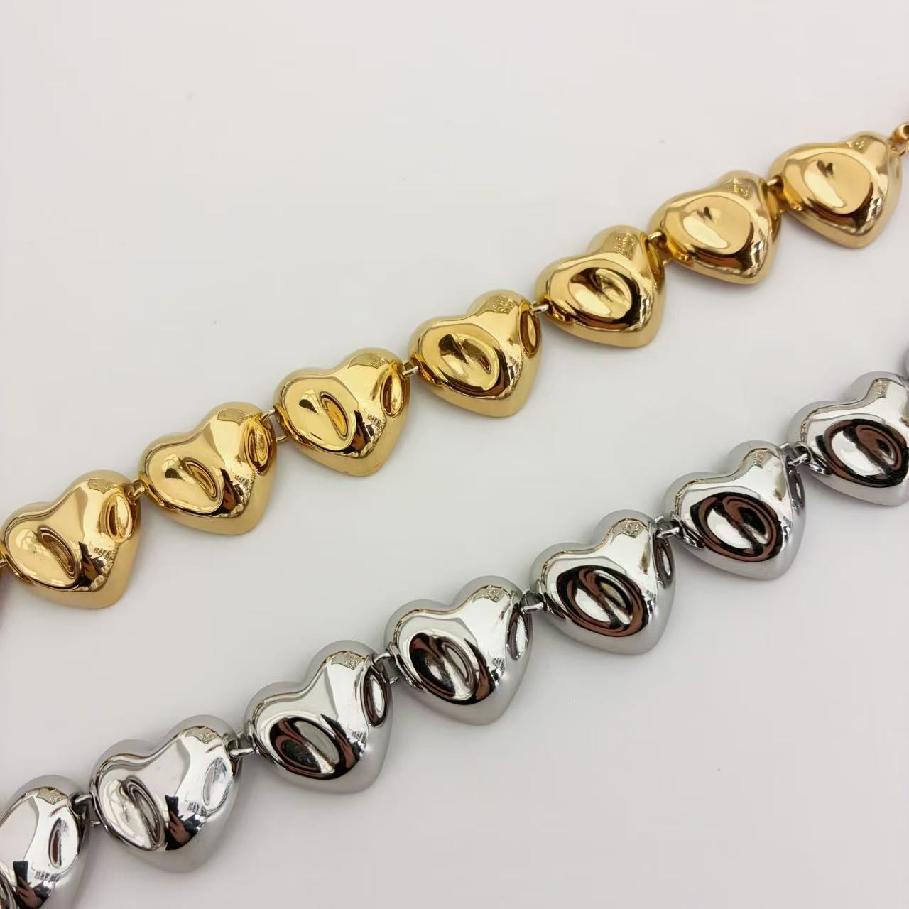 Bracciale Cuori Bombati – Stile Morbido e Luminoso