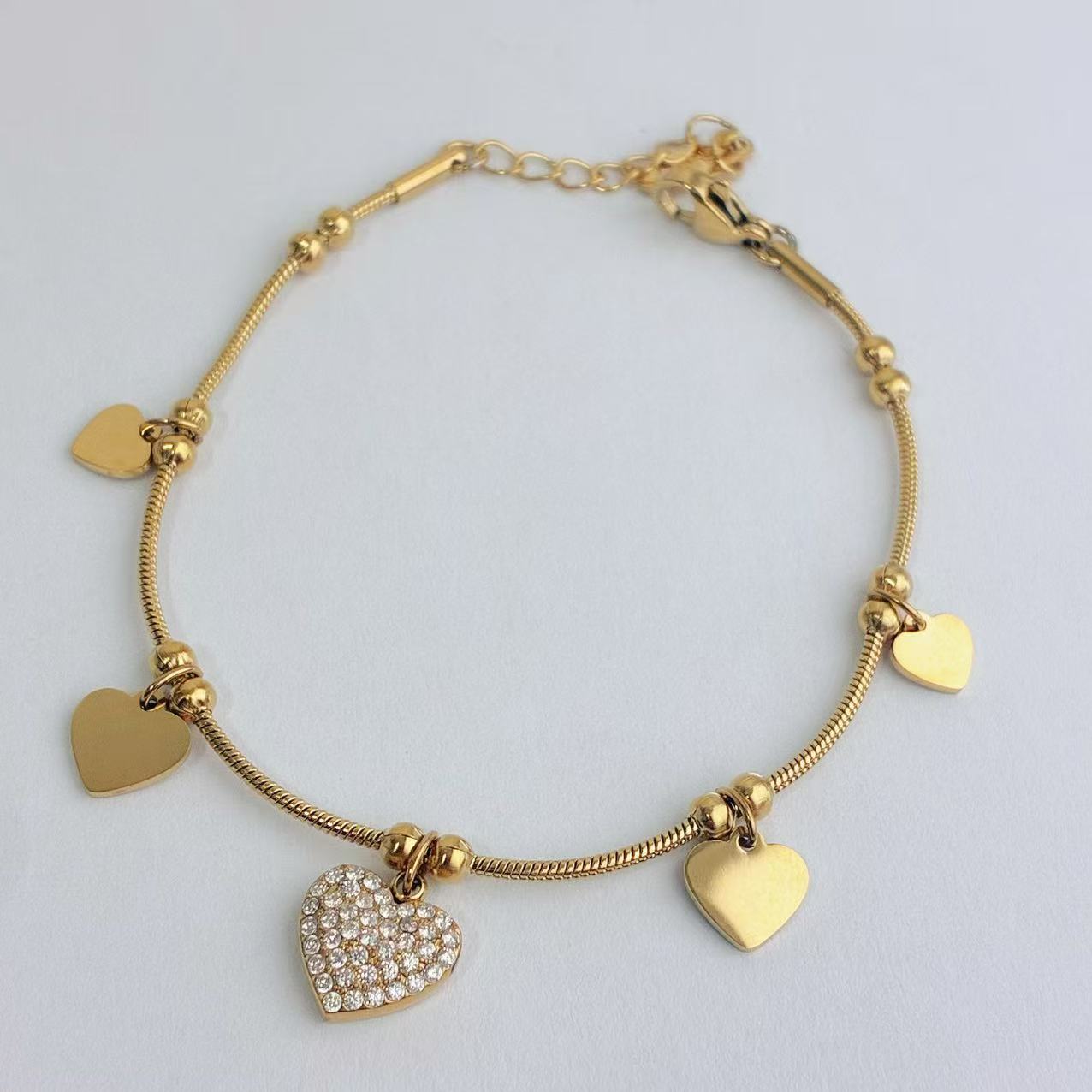 Bracciale “Cuori Danzanti” – Eleganza Romantica con Charms Luminosi