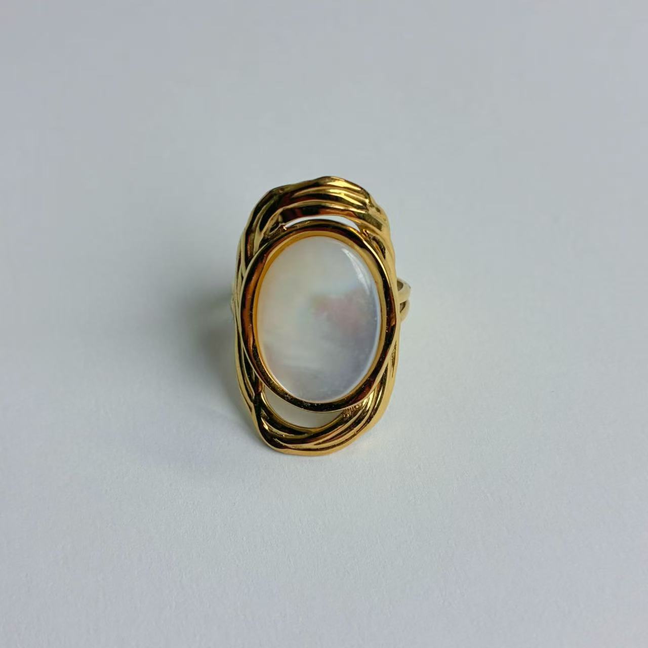 Anello Statement con Pietra Ovale – Eleganza Artistica e Design Scultoreo