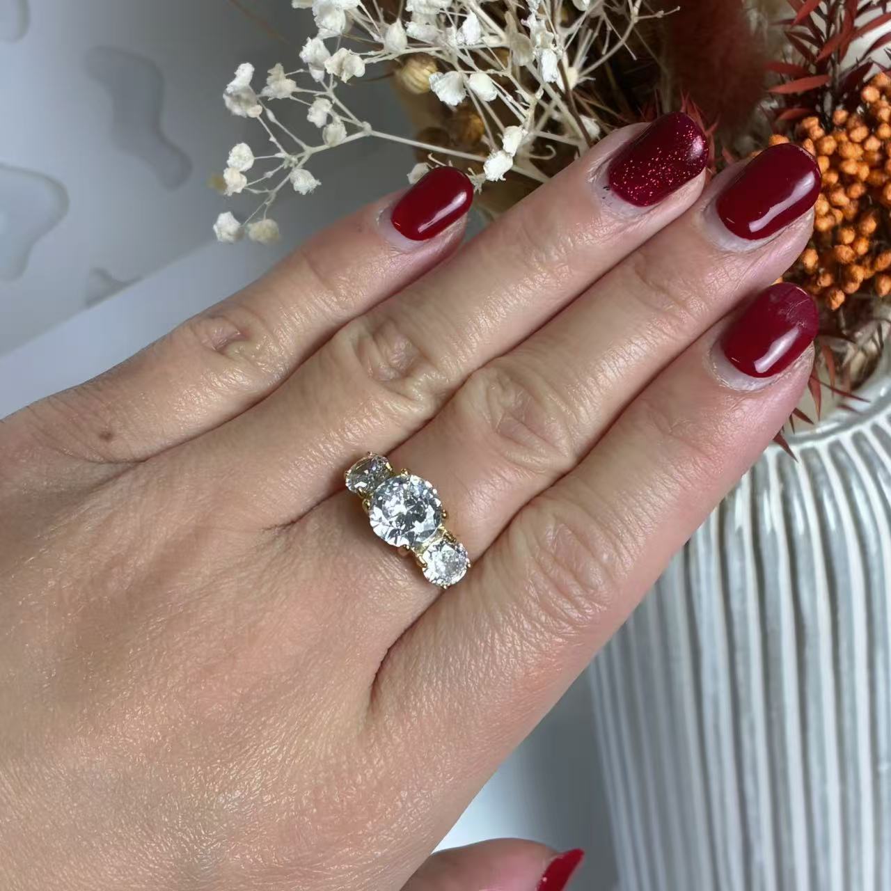 Anello “Trio di Luce” – Eleganza Classica con Brillantezza Moderna