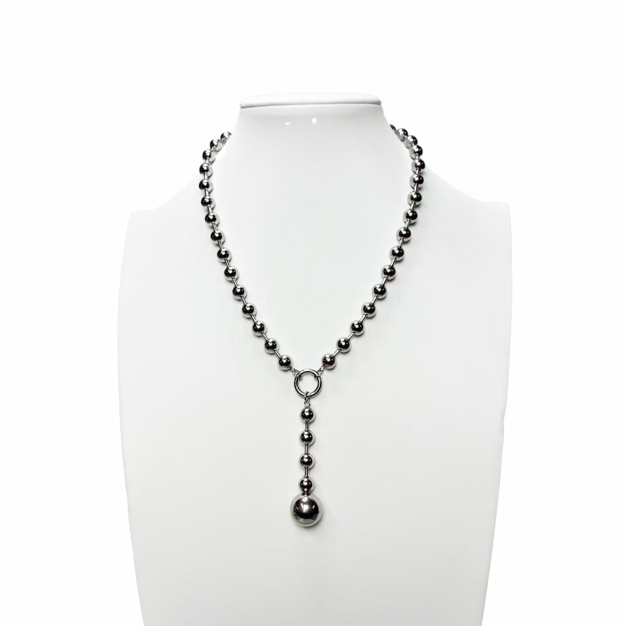 Collana “Sfera Elegante” – Minimalismo Moderno e Fascino Metallizzato