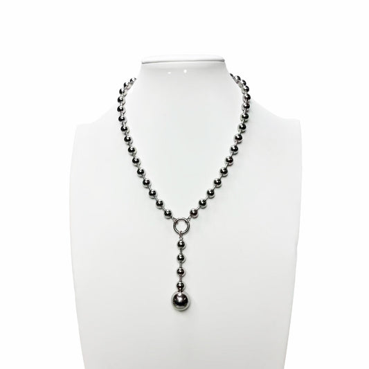 Collana “Sfera Elegante” – Minimalismo Moderno e Fascino Metallizzato