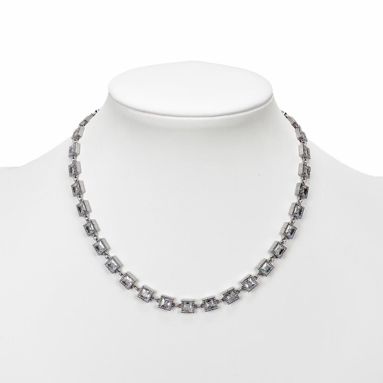 Collana “Luce Geometrica” – Eleganza Strutturata e Brillantezza Moderna